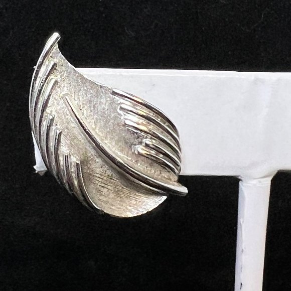 Vintage Crown Trifari Textured Silver Tone Leaf Clip On Earrings Signed (3291) - Picture 3 of 8